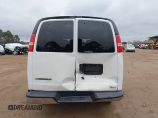2020 Chevrolet Express Passenger LT z VIN 1GAZGPFG4L1121251, wystawiony jako IAAI lot #41306415 z przebiegiem 77 060 mil mil oraz . Historia ofert i sprzedaży dostępna na DreamBid. Obrazek 17.