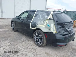 2024 BMW iX xDrive50 z VIN WB523CF03RCN81221, wystawiony jako IAAI lot #42029754 z przebiegiem Nie podano mil oraz . Historia ofert i sprzedaży dostępna na DreamBid. Obrazek 3.