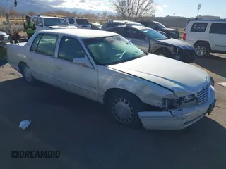 1999 Cadillac DeVille z VIN 1G6KD54Y6XU805548, wystawiony jako IAAI lot #41038127 z przebiegiem 152 848 mil mil oraz . Historia ofert i sprzedaży dostępna na DreamBid. Obrazek 1.