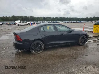 2024 Volvo S60 Plus Black Edition z VIN 7JRL12FH1RG314720, wystawiony jako Copart lot #56657575 z przebiegiem Nie podano mil oraz Szkody całkowita. Historia ofert i sprzedaży dostępna na DreamBid. Obrazek 3.