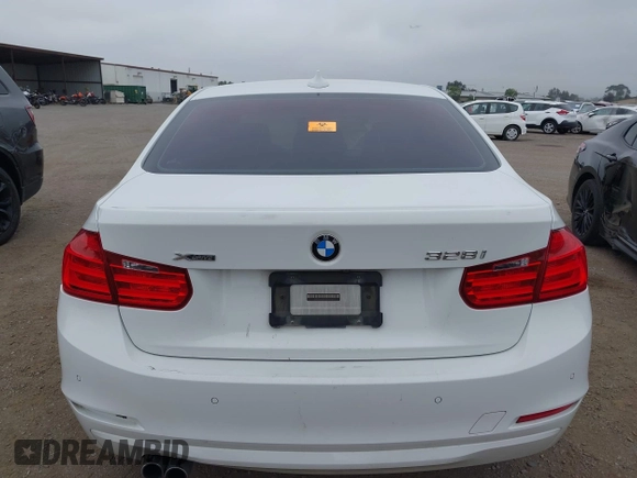 2015 BMW 3 Series 328i xDrive z VIN WBA3B3G56FNT19275, wystawiony jako IAAI lot #42455029 z przebiegiem Nie podano mil oraz . Historia ofert i sprzedaży dostępna na DreamBid. Obrazek 16.