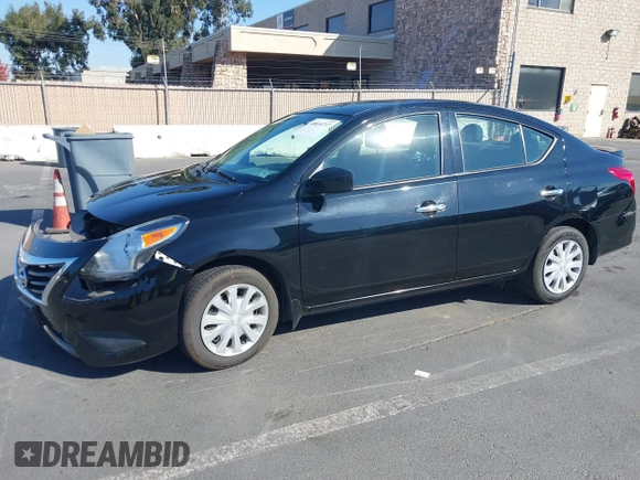 2016 Nissan Versa S z VIN 3N1CN7APXGL828172, wystawiony jako IAAI lot #40830717 z przebiegiem 53 910 mil mil oraz . Historia ofert i sprzedaży dostępna na DreamBid. Obrazek 2.