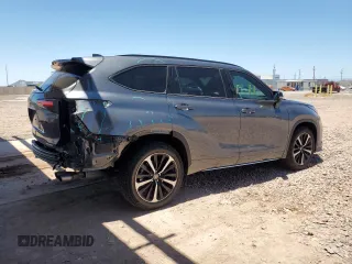 2022 Toyota Highlander XSE with VIN 5TDJZRBH2NS170804, listed as a Copart auction lot 61864415 with 39,705 mi miles and Salvage title. Bid and sale history available at DreamBid. Image 3.