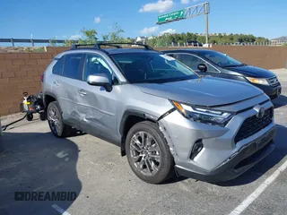 2024 Toyota RAV4 XLE Premium z VIN 2T3C1RFV0RC272866, wystawiony jako IAAI lot #42249629 z przebiegiem 12 765 mil mil oraz . Historia ofert i sprzedaży dostępna na DreamBid. Obrazek 1.