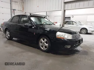 2003 Saturn LS z VIN 1G8JU54FX3Y548186, wystawiony jako IAAI lot #42092728 z przebiegiem 126 589 mil mil oraz . Historia ofert i sprzedaży dostępna na DreamBid. Obrazek 1.