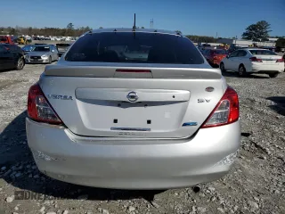 2013 Nissan Versa S Plus z VIN 3N1CN7AP3DL878245, wystawiony jako Copart lot #42694715 z przebiegiem 160 571 mil mil oraz Szkoda całkowita • Salvage title. Historia ofert i sprzedaży dostępna na DreamBid. Obrazek 6.