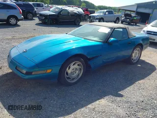 1993 Chevrolet Corvette z VIN 1G1YY33P4P5115339, wystawiony jako IAAI lot #42282352 z przebiegiem 90 578 mil mil oraz . Historia ofert i sprzedaży dostępna na DreamBid. Obrazek 2.
