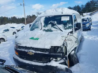 2021 Chevrolet Express Cargo z VIN 1GCWGAFP0M1256641, wystawiony jako IAAI lot #41555820 z przebiegiem Nie podano mil oraz . Historia ofert i sprzedaży dostępna na DreamBid. Obrazek 12.