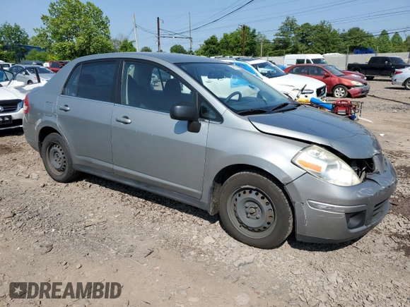 2007 Nissan Versa SL z VIN 3N1BC11E77L451507, wystawiony jako Copart lot #59663715 z przebiegiem 132 363 mil mil oraz Szkoda całkowita • Salvage title. Historia ofert i sprzedaży dostępna na DreamBid. Obrazek 4.