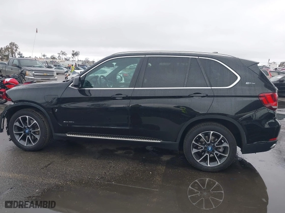 2018 BMW X5 xDrive40e iPerformance with VIN 5UXKT0C54J0V99573, listed as a IAAI auction lot 41490567 with 50,650 mi miles. Bid and sale history available at carsss.com. Image 15.