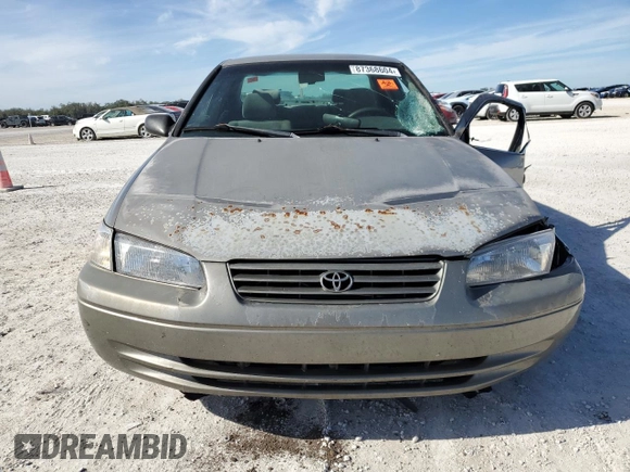 1999 Toyota Camry LE z VIN 4T1BG22K8XU426130, wystawiony jako Copart lot #87368604 z przebiegiem 276 204 mil mil oraz Szkoda całkowita • Salvage title. Historia ofert i sprzedaży dostępna na DreamBid. Obrazek 5.