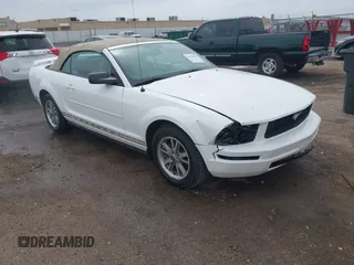 2005 Ford Mustang Deluxe with VIN 1ZVFT84N055216895, listed as a IAAI auction lot 41914884 with 67,824 mi miles. Bid and sale history available at carsss.com. Image 1.