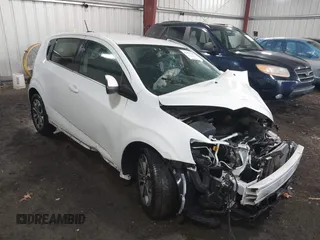 2018 Chevrolet Sonic LT z VIN 1G1JD6SH3J4116245, wystawiony jako IAAI lot #41928487 z przebiegiem 123 230 mil mil oraz . Historia ofert i sprzedaży dostępna na DreamBid. Obrazek 1.