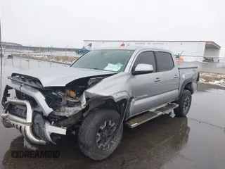 2020 Toyota Tacoma SR5 z VIN 3TMCZ5AN9LM290069, wystawiony jako IAAI lot #41938380 z przebiegiem 131 439 mil mil oraz . Historia ofert i sprzedaży dostępna na DreamBid. Obrazek 2.