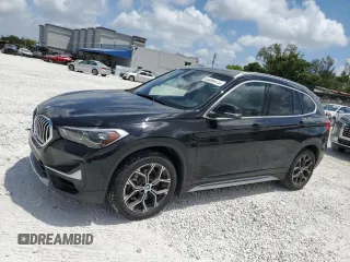 2021 BMW X1 xDrive28i z VIN WBXJG9C08M5T59270, wystawiony jako Copart lot #53894475 z przebiegiem 36 824 mil mil oraz Nie do naprawy. Historia ofert i sprzedaży dostępna na DreamBid. Obrazek 1.