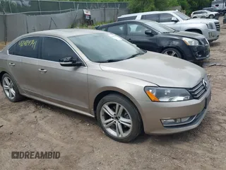 2015 Volkswagen Passat Sport z VIN 1VWBT7A34FC023206, wystawiony jako IAAI lot #42429741 z przebiegiem 119 079 mil mil oraz . Historia ofert i sprzedaży dostępna na DreamBid. Obrazek 1.