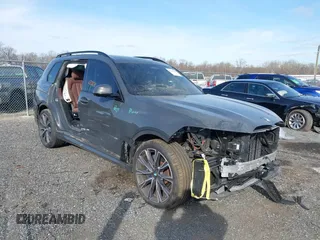 2022 BMW X7 M50i z VIN 5UXCX6C01N9L99140, wystawiony jako IAAI lot #41697545 z przebiegiem 60 972 mil mil oraz . Historia ofert i sprzedaży dostępna na DreamBid. Obrazek 1.