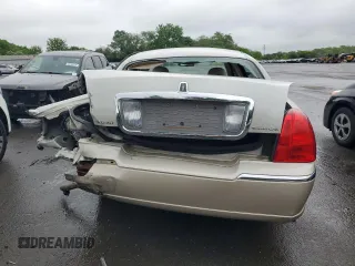 2006 Lincoln Town Car Signature z VIN 1LNHM81WX6Y645415, wystawiony jako Copart lot #57939425 z przebiegiem 91 829 mil mil oraz Szkoda całkowita • Salvage title. Historia ofert i sprzedaży dostępna na DreamBid. Obrazek 6.