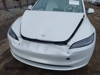 2025 Tesla Model 3 Long Range z VIN 5YJ3E1EB3SF899746, wystawiony jako IAAI lot #41678122 z przebiegiem 2 249 mil mil oraz . Historia ofert i sprzedaży dostępna na DreamBid. Obrazek 6.