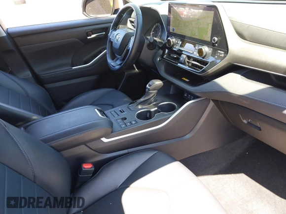 2023 Toyota Highlander L z VIN 5TDKDRBH2PS018091, wystawiony jako IAAI lot #42060302 z przebiegiem 26 267 mil mil oraz . Historia ofert i sprzedaży dostępna na DreamBid. Obrazek 5.