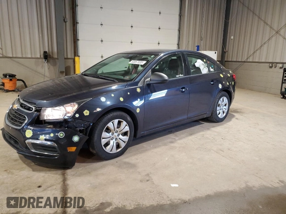 2015 Chevrolet Cruze LS z VIN 1G1PA5SG5F7294541, wystawiony jako Copart lot #53857035 z przebiegiem 118 263 mil mil oraz Szkoda całkowita • Salvage title. Historia ofert i sprzedaży dostępna na DreamBid. Obrazek 1.