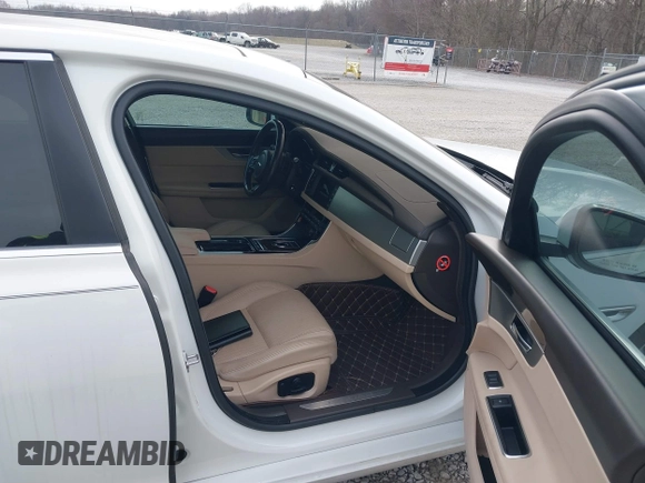 2016 Jaguar XF 35t Prestige with VIN SAJBE4BVXGCY10577, listed as a IAAI auction lot 41515540 with 60,862 mi miles. Bid and sale history available at carsss.com. Image 5.