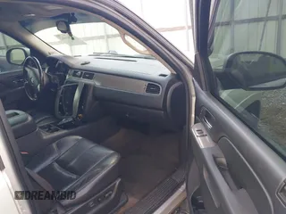 2011 Chevrolet Tahoe LT z VIN 1GNSKBE05BR221199, wystawiony jako IAAI lot #41941402 z przebiegiem 266 815 mil mil oraz . Historia ofert i sprzedaży dostępna na DreamBid. Obrazek 5.