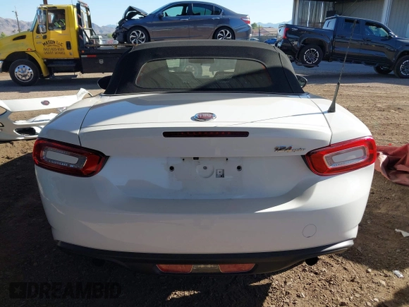 2018 FIAT 124 Spider Abarth z VIN JC1NFAEK9J0137571, wystawiony jako IAAI lot #42333604 z przebiegiem 31 532 mil mil oraz . Historia ofert i sprzedaży dostępna na DreamBid. Obrazek 17.