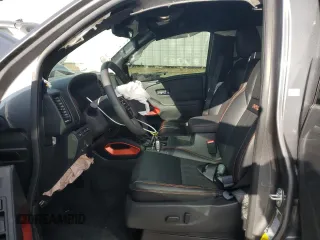 2024 Nissan Frontier Pro-X z VIN 1N6ED1EJ9RN606105, wystawiony jako Copart lot #83247314 z przebiegiem 4 296 mil mil oraz Szkoda całkowita • Salvage title. Historia ofert i sprzedaży dostępna na DreamBid. Obrazek 7.