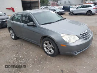 2010 Chrysler Sebring Touring z VIN 1C3CC4FBXAN140358, wystawiony jako IAAI lot #42355814 z przebiegiem 179 296 mil mil oraz . Historia ofert i sprzedaży dostępna na DreamBid. Obrazek 1.