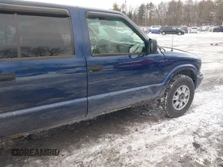 2002 GMC Sonoma SLS with VIN 1GTDT13W12K158613, listed as a IAAI auction lot 41524710 with 217,785 mi miles. Bid and sale history available at carsss.com. Image 6.