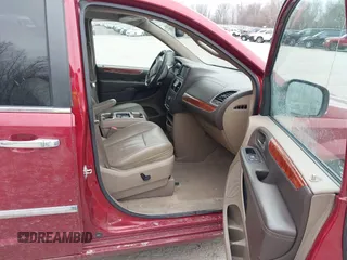 2015 Chrysler Town & Country Touring L z VIN 2C4RC1CGXFR526616, wystawiony jako IAAI lot #41891350 z przebiegiem 181 944 mil mil oraz . Historia ofert i sprzedaży dostępna na DreamBid. Obrazek 5.