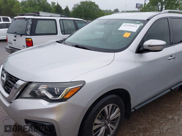 2018 Nissan Pathfinder S z VIN 5N1DR2MN7JC621109, wystawiony jako IAAI lot #42184064 z przebiegiem 135 902 mil mil oraz . Historia ofert i sprzedaży dostępna na DreamBid. Obrazek 6.