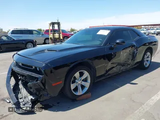 2019 Dodge Challenger SXT z VIN 2C3CDZAG1KH587281, wystawiony jako IAAI lot #42180057 z przebiegiem 109 333 mil mil oraz . Historia ofert i sprzedaży dostępna na DreamBid. Obrazek 17.