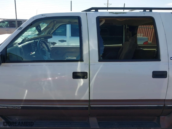 1998 GMC Suburban with VIN 1GKEC16RXWJ731468, listed as a IAAI auction lot 41945613 with 236,854 mi miles. Bid and sale history available at carsss.com. Image 14.