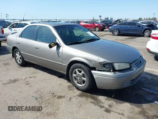 1997 Toyota Camry LE z VIN 4T1BG22K4VU180089, wystawiony jako IAAI lot #41987726 z przebiegiem 282 854 mil mil oraz . Historia ofert i sprzedaży dostępna na DreamBid. Obrazek 1.