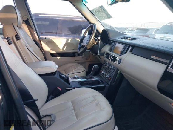 2008 Land Rover Range Rover SC z VIN SALMF13428A297436, wystawiony jako IAAI lot #41578156 z przebiegiem 151 446 mil mil oraz . Historia ofert i sprzedaży dostępna na DreamBid. Obrazek 5.