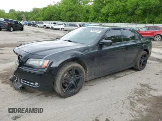 2014 Chrysler 300 S z VIN 2C3CCAGG1EH297607, wystawiony jako Copart lot #56889285 z przebiegiem 136 485 mil mil oraz Szkoda całkowita • Salvage title. Historia ofert i sprzedaży dostępna na DreamBid. Obrazek 1.