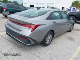 2024 Hyundai Elantra SE z VIN KMHLL4DG5RU645022, wystawiony jako IAAI lot #42651170 z przebiegiem 33 769 mil mil oraz . Historia ofert i sprzedaży dostępna na DreamBid. Obrazek 4.