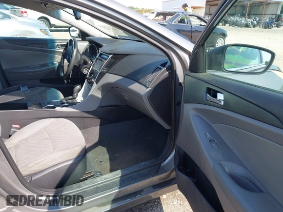 2013 Hyundai Sonata GLS z VIN 5NPEB4AC1DH700618, wystawiony jako IAAI lot #42306434 z przebiegiem 161 094 mil mil oraz . Historia ofert i sprzedaży dostępna na DreamBid. Obrazek 5.