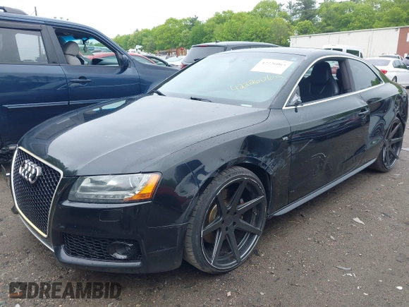 2010 Audi S5 Premium Plus z VIN WAUCVAFR9AA062970, wystawiony jako IAAI lot #42226065 z przebiegiem 128 747 mil mil oraz . Historia ofert i sprzedaży dostępna na DreamBid. Obrazek 17.