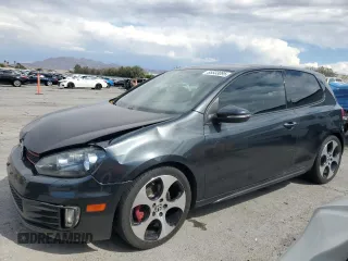 2013 Volkswagen GTI z VIN WVWED7AJ6DW005586, wystawiony jako Copart lot #55533095 z przebiegiem 123 477 mil mil oraz Szkoda całkowita • Salvage title. Historia ofert i sprzedaży dostępna na DreamBid. Obrazek 1.