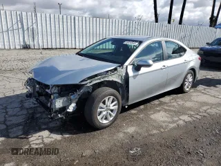 2025 Toyota Camry LE z VIN 4T1DAACK8SU007349, wystawiony jako Copart lot #48939945 z przebiegiem 25 107 mil mil oraz Szkoda całkowita • Salvage title. Historia ofert i sprzedaży dostępna na DreamBid. Obrazek 1.