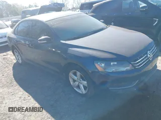 2014 Volkswagen Passat Wolfsburg Edition z VIN 1VWAS7A30EC106533, wystawiony jako IAAI lot #41803934 z przebiegiem 141 439 mil mil oraz . Historia ofert i sprzedaży dostępna na DreamBid. Obrazek 1.