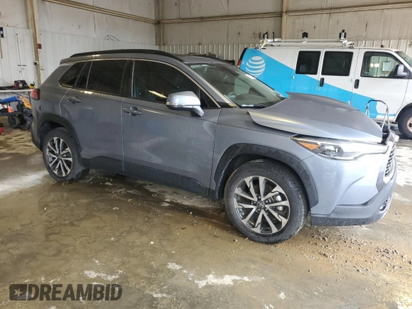 2022 Toyota Corolla Cross XLE z VIN 7MUDAABG3NV013642, wystawiony jako Copart lot #55118555 z przebiegiem 22 575 mil mil oraz Szkoda całkowita • Salvage title. Historia ofert i sprzedaży dostępna na DreamBid. Obrazek 4.