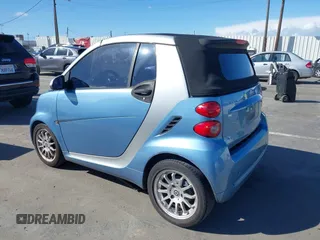2011 Smart fortwo Passion z VIN WMEEK3BAXBK442980, wystawiony jako IAAI lot #41798704 z przebiegiem 66 576 mil mil oraz . Historia ofert i sprzedaży dostępna na DreamBid. Obrazek 3.