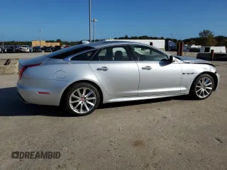 2016 Jaguar XJ R-Sport z VIN SAJWA1C77G8V95450, wystawiony jako Copart lot #77933704 z przebiegiem 55 733 mil mil oraz Szkoda całkowita • Salvage title. Historia ofert i sprzedaży dostępna na DreamBid. Obrazek 3.
