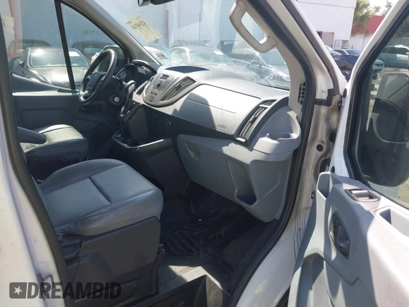 2017 Ford Transit z VIN 1FTYR1ZM7HKA42038, wystawiony jako IAAI lot #42348768 z przebiegiem Nie podano mil oraz . Historia ofert i sprzedaży dostępna na DreamBid. Obrazek 5.