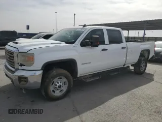 2018 GMC Sierra 2500HD z VIN 1GT12REY7JF202463, wystawiony jako Copart lot #51239625 z przebiegiem 179 006 mil mil oraz Czysty tytuł • Clean title. Historia ofert i sprzedaży dostępna na DreamBid. Obrazek 1.