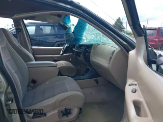 2000 Ford Explorer XLT с VIN 1FMDU73E8YZB25725, выставлен на аукционе IAAI как лот 42301572 с пробегом 213 805 миль миль и . История ставок и продаж доступна на DreamBid. Изображение 5.
